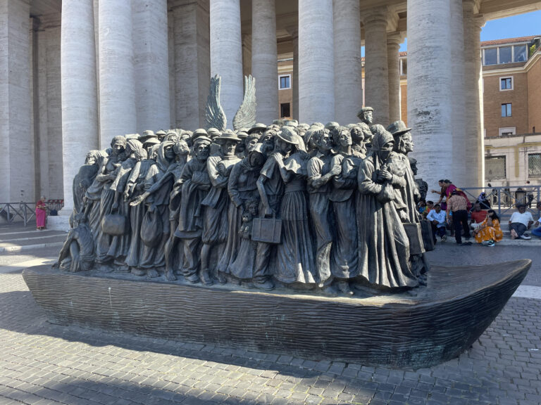 Monumento a los migrantes. Plaza de San Pedro